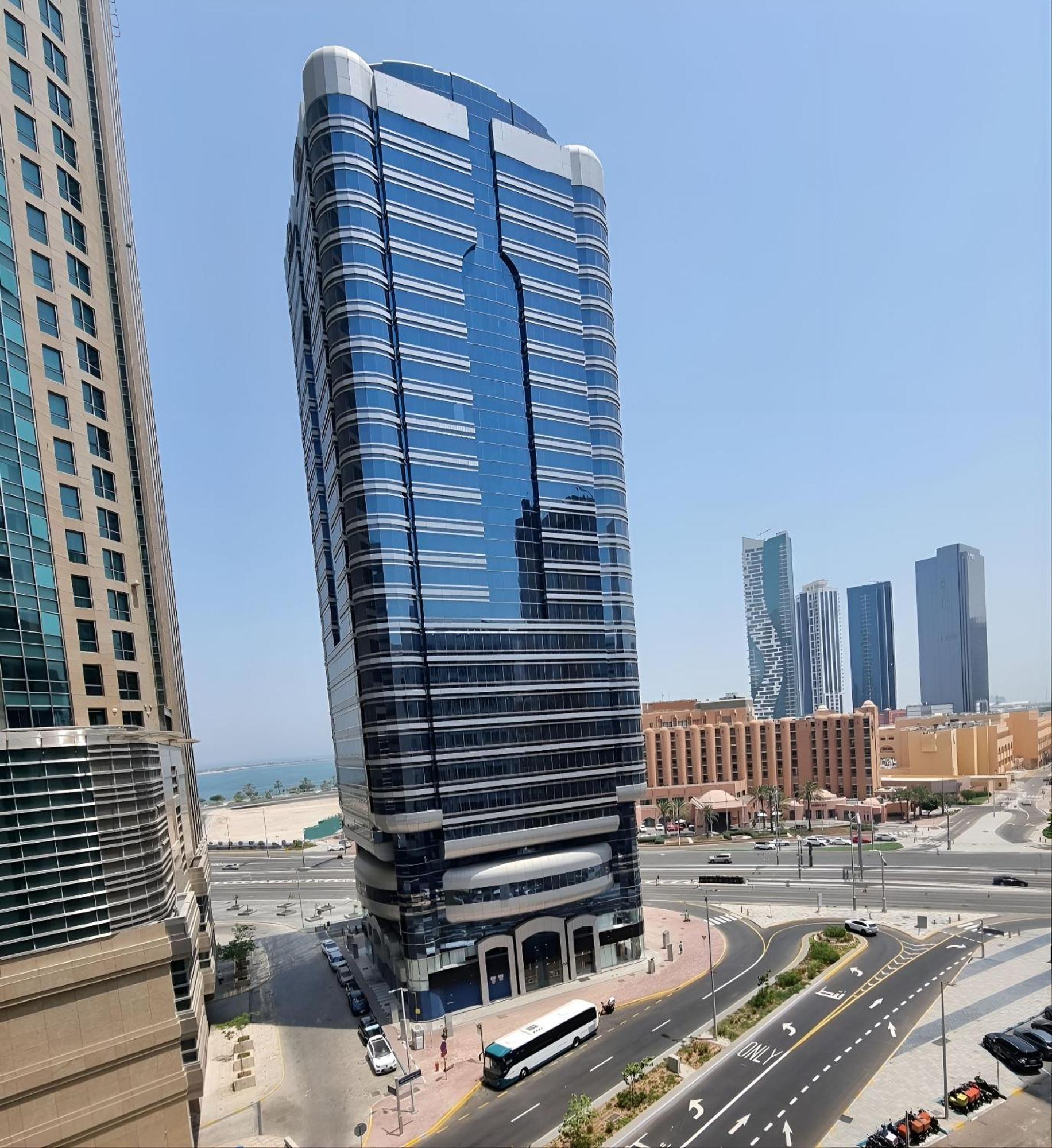 Corniche Street - New Suave Hostel *